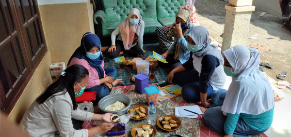 Mbak Prinki memberikan contoh cara membuat bentuk bapao