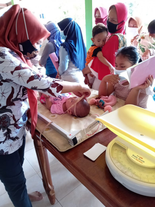 Kegiatan posyandu balita dan pemberian vit A dan obat cacing