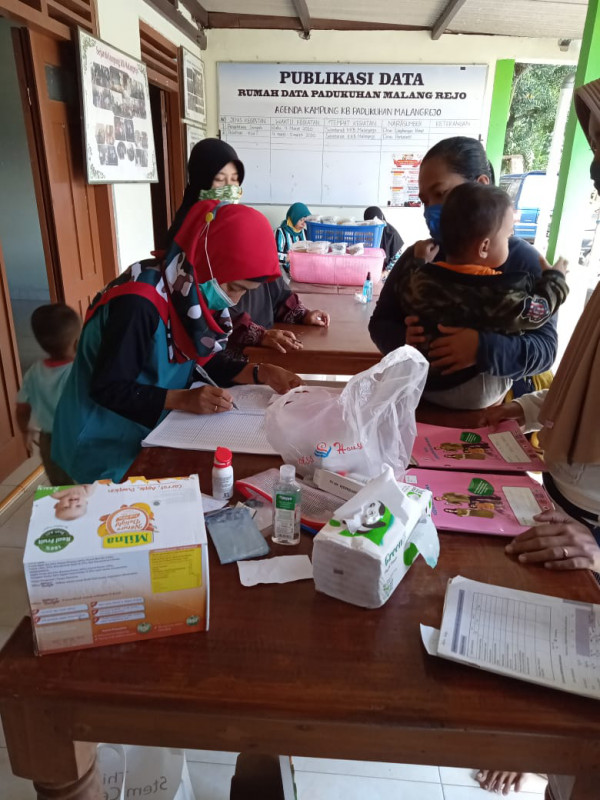 Kegiatan posyandu balita dan pemberian vit A dan obat cacing