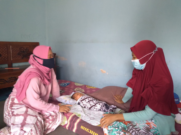 Suasana dalam menengok ibu yang habis melahirkan