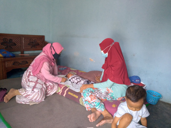 Rukun tetangga dalam menengok warga yang melahirkan