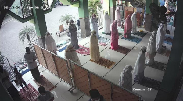 Suasana di serambi masjid (jamaah putri)