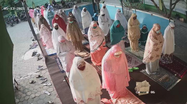 Suasana di luar masjid