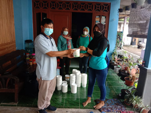 penyerahan Ember program Si wolly Nyaman ke koordinator Unit Si Wolly Padukuhan Malangrejo