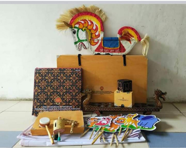 Pendampingan dan Pemberian Bantuan Dolanan anak dr dinas P3AP2 DIY