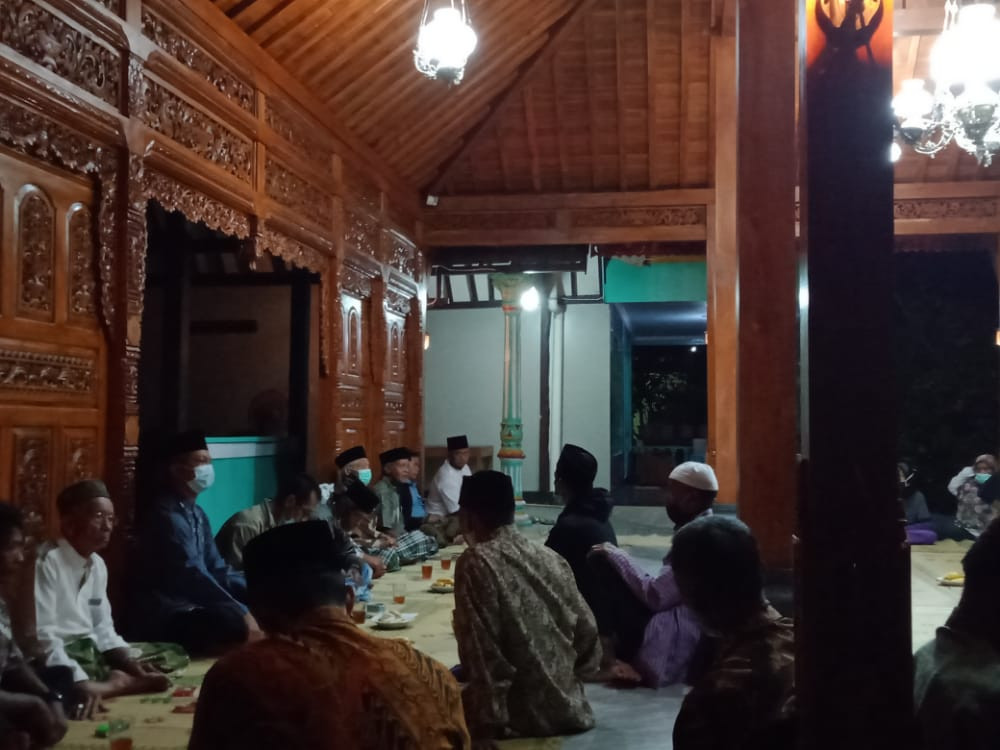 Pertemuan kelompok tani Karyo Sedyo Makmur Padukuhan Malangrejo , tgl 08-01-2022 pukul 19.30wib sampai selesai bertempat di rumah Bp H Teguh Budiyanto pembahasan : rencana pembuatan saluran,  tindak lanjut pupuk, pembentukan pengurus blok garapan