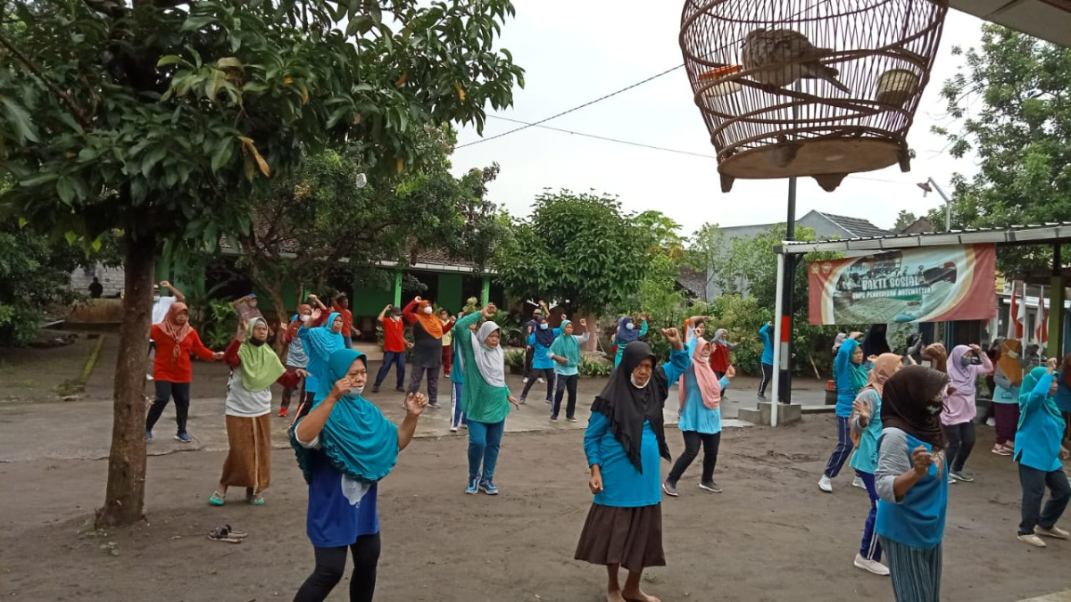 Senam Lansia rutin Padukuhan Malangrejo Sabtu Pagi