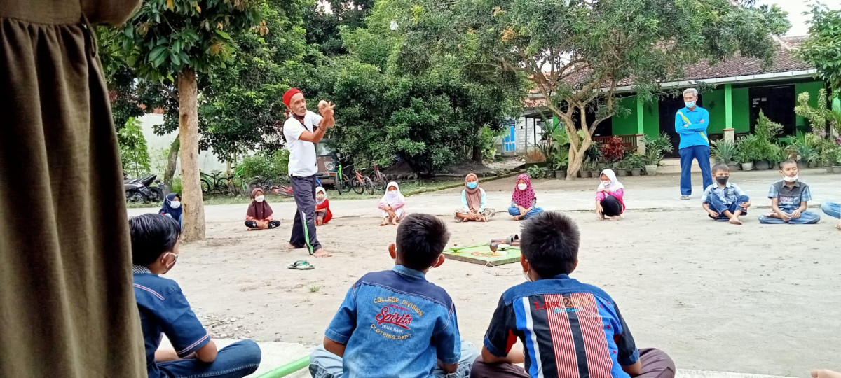 peragaan permainan gangsing