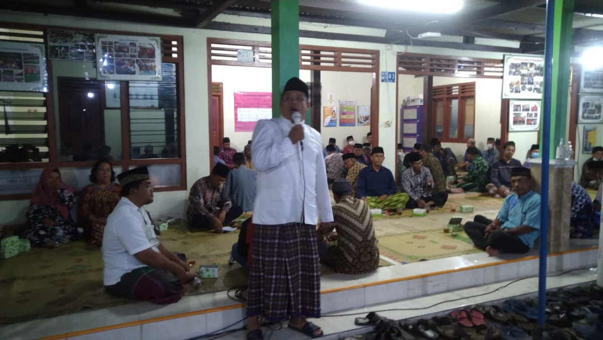 Tausiah yg di sampaikan oleh bpk Sofiyan tsauri mengisi acara setelah tahlilan