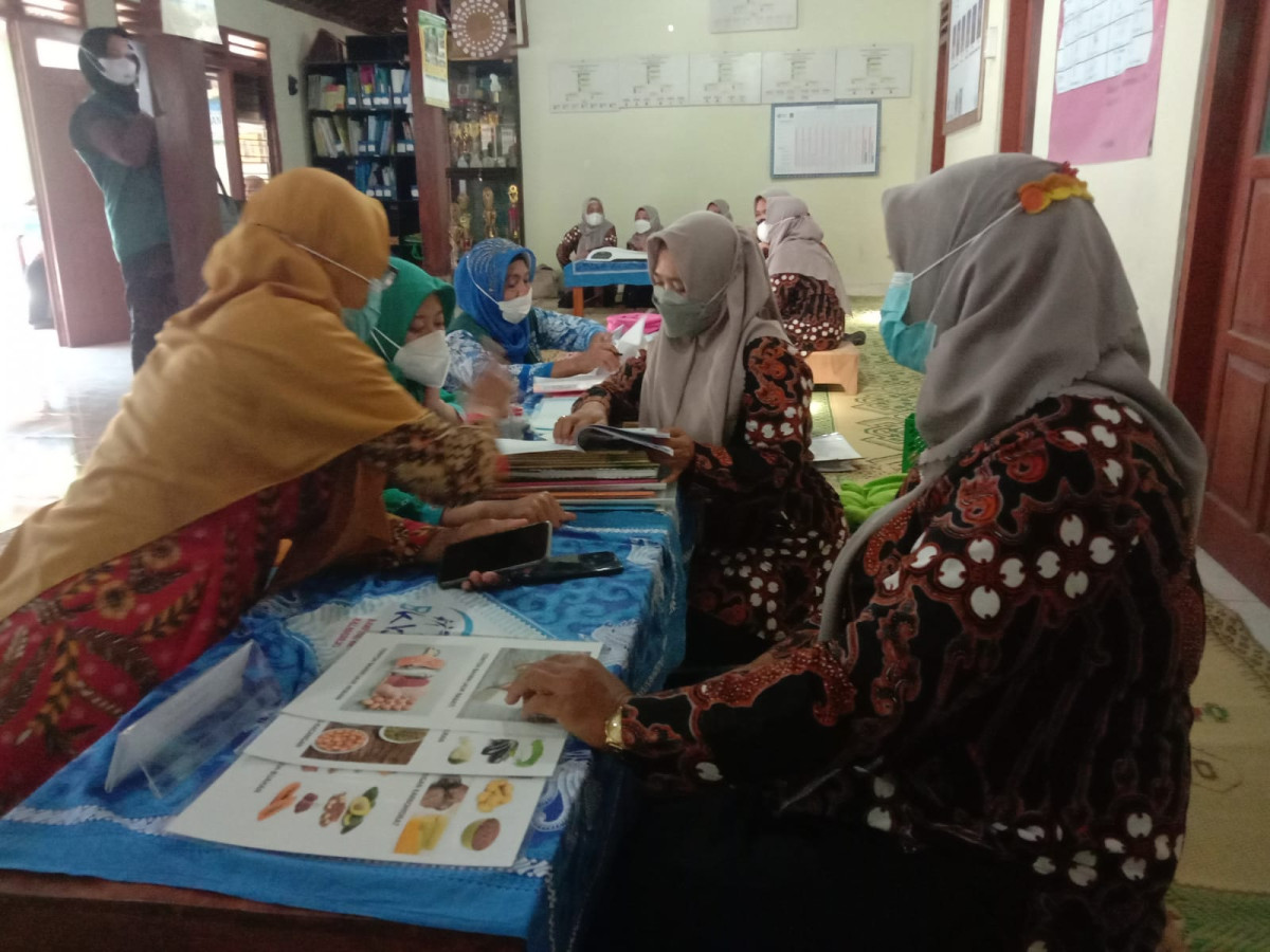 pengecekan administrasi posyandu