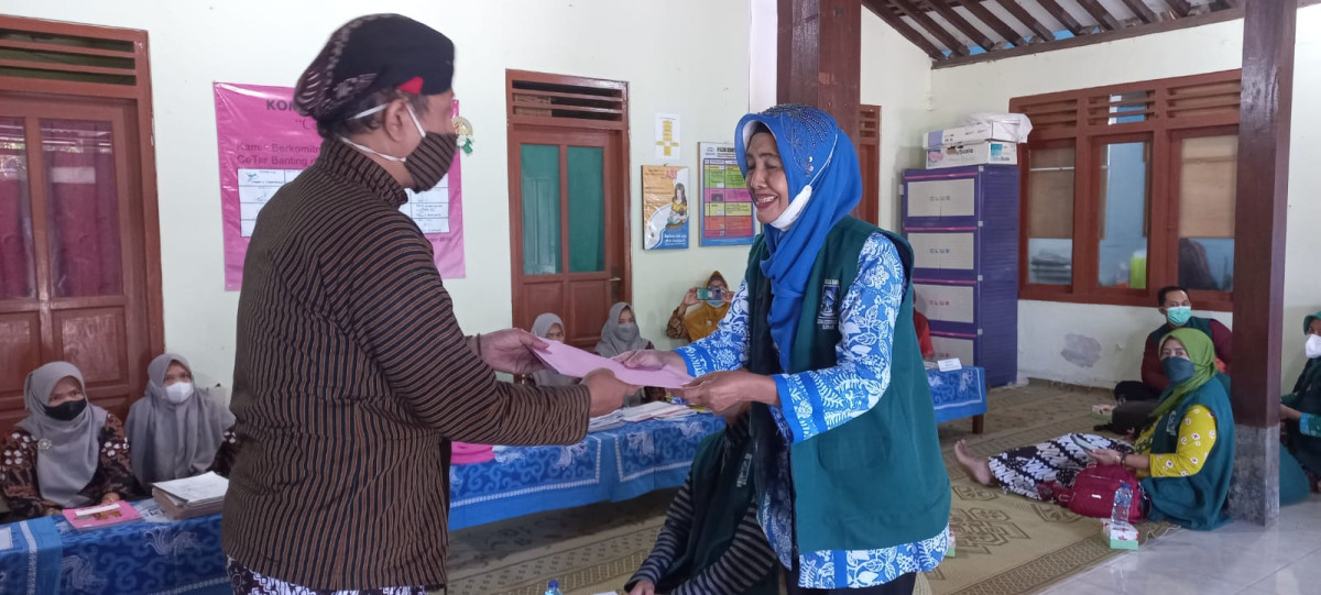Penyerahan hasil evaluasi oleh dinas PMK ke pemerintah kalurahan Wedomartani