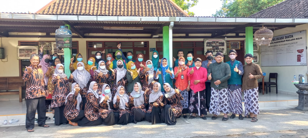 Foto bersama tim evaluasi lomba desa siaga, pemerintah kalurahan dan kader Posyandu kasuari malangrejo