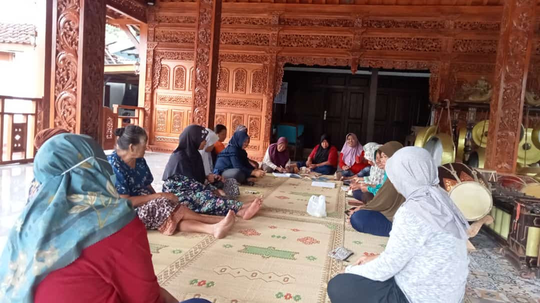 Pertemuan Rutin dan Kerja Bakti Panen Sawi KWT Lestari