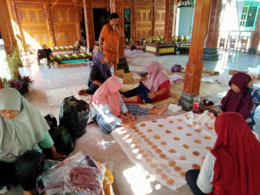 Kegiatan pertemuan UMKM Makarti dan dilanjutkan membatik