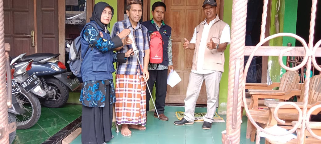 Penyaluran tongkat adaptif Bagi Tuna Netra