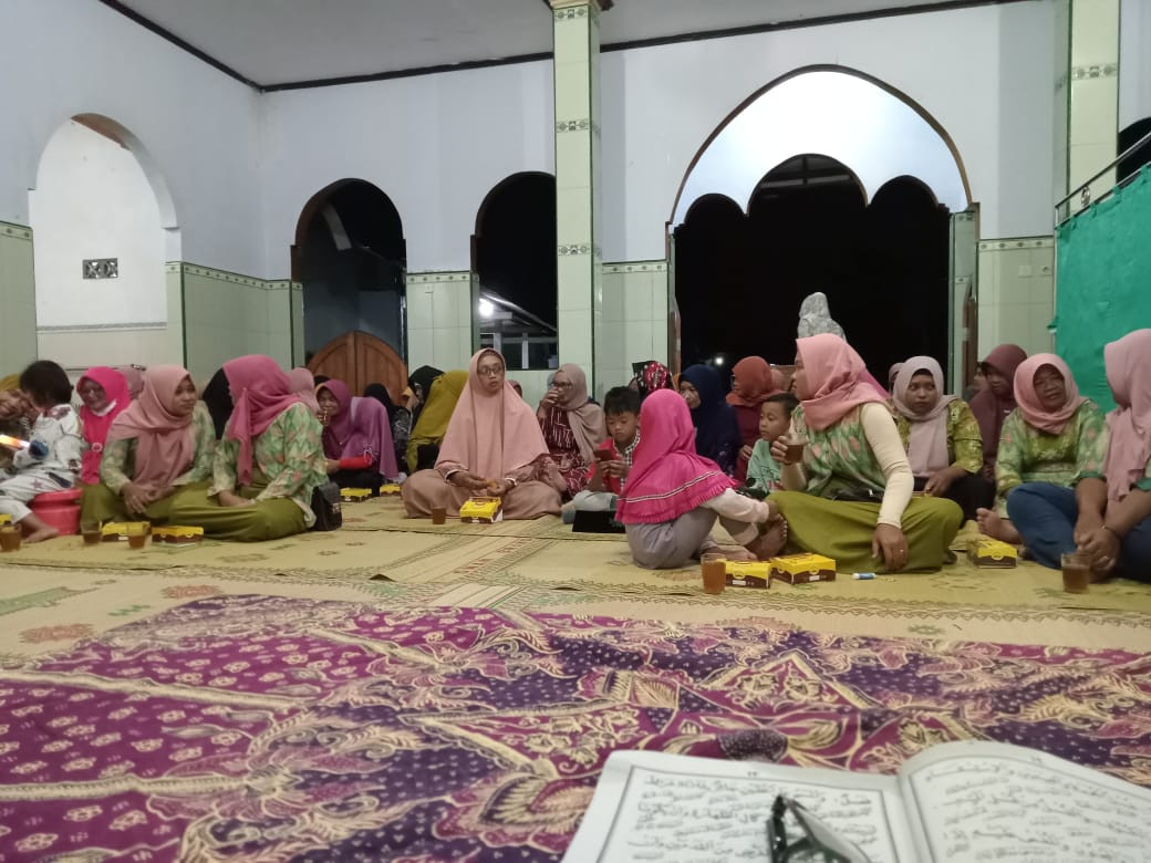 Pengajian rutin malam Selasa Legi di masjid Al Hidayah Saren oleh ketua kampung KB Wedomartani