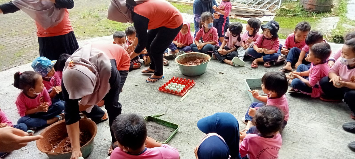 membuat telur asin untuk melatih jiwa kewirausahaan sejak dini