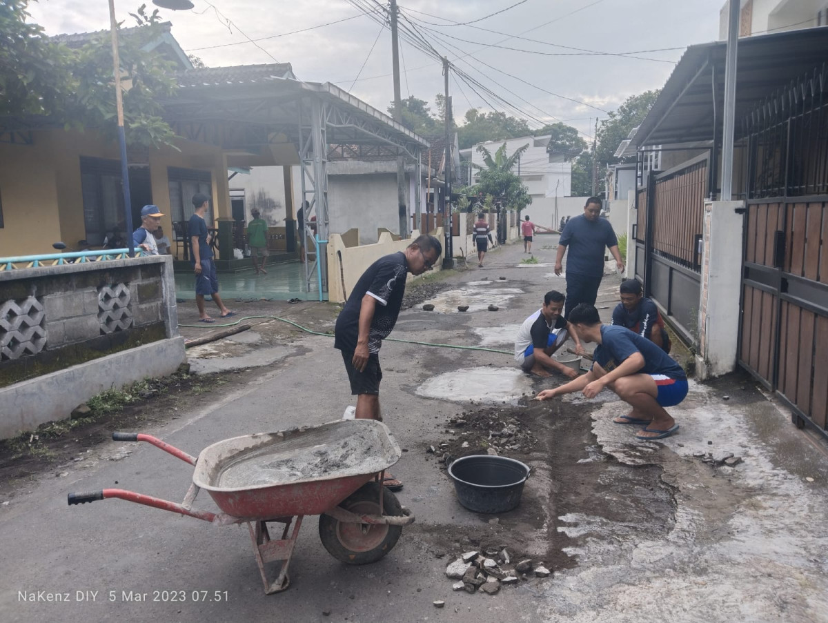 Kerjabakti Pengerasan Pinggir Jalan