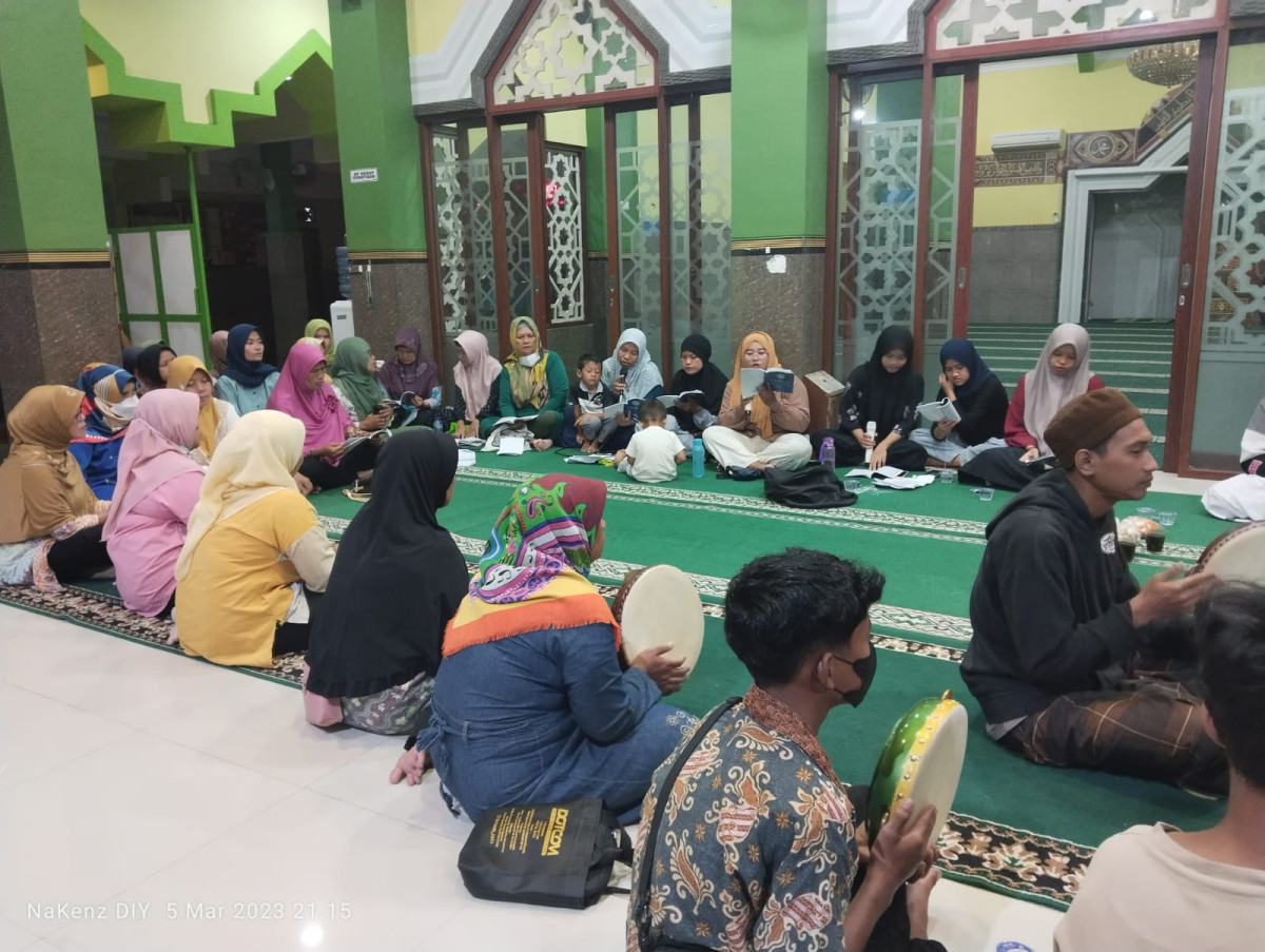 antusias ibu-ibu dan remaja yang cukup banyak