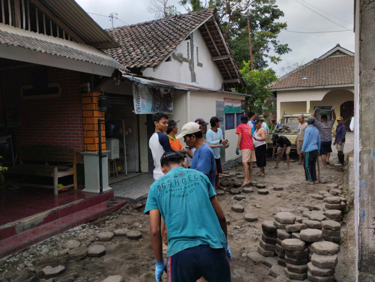 Gotong royong penyiapan lokasi rehab jalan conblock di RT 03/RW 19  Padukuhan Pokoh
