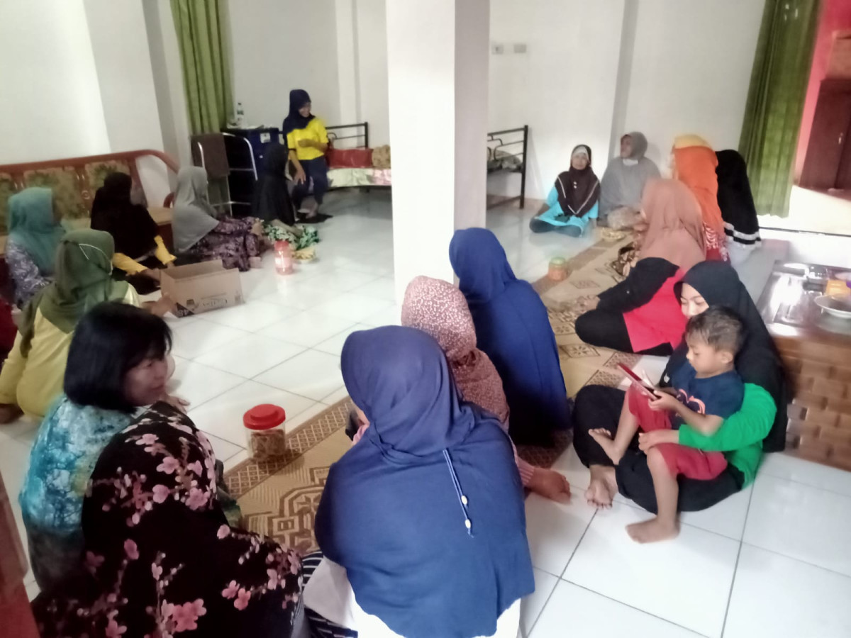 Rukun sosial menjenguk tetangga yang sakit