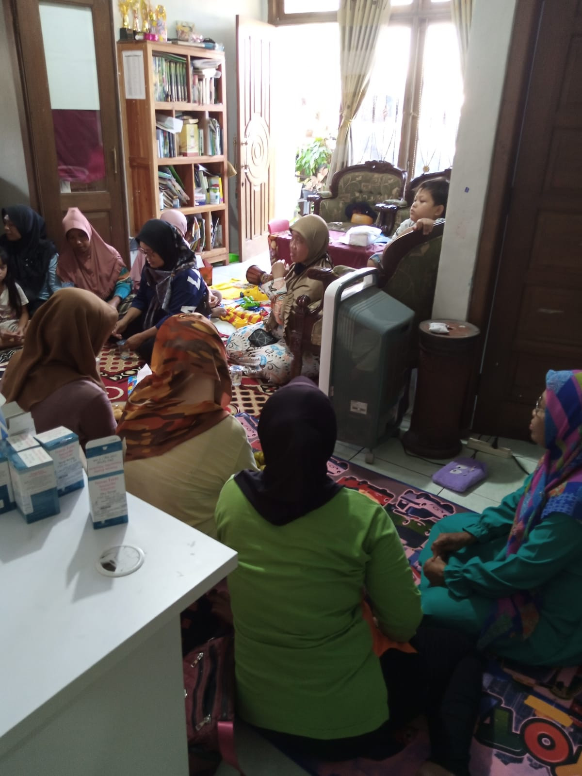 Rukun sosial menjenguk tetangga yang sakit