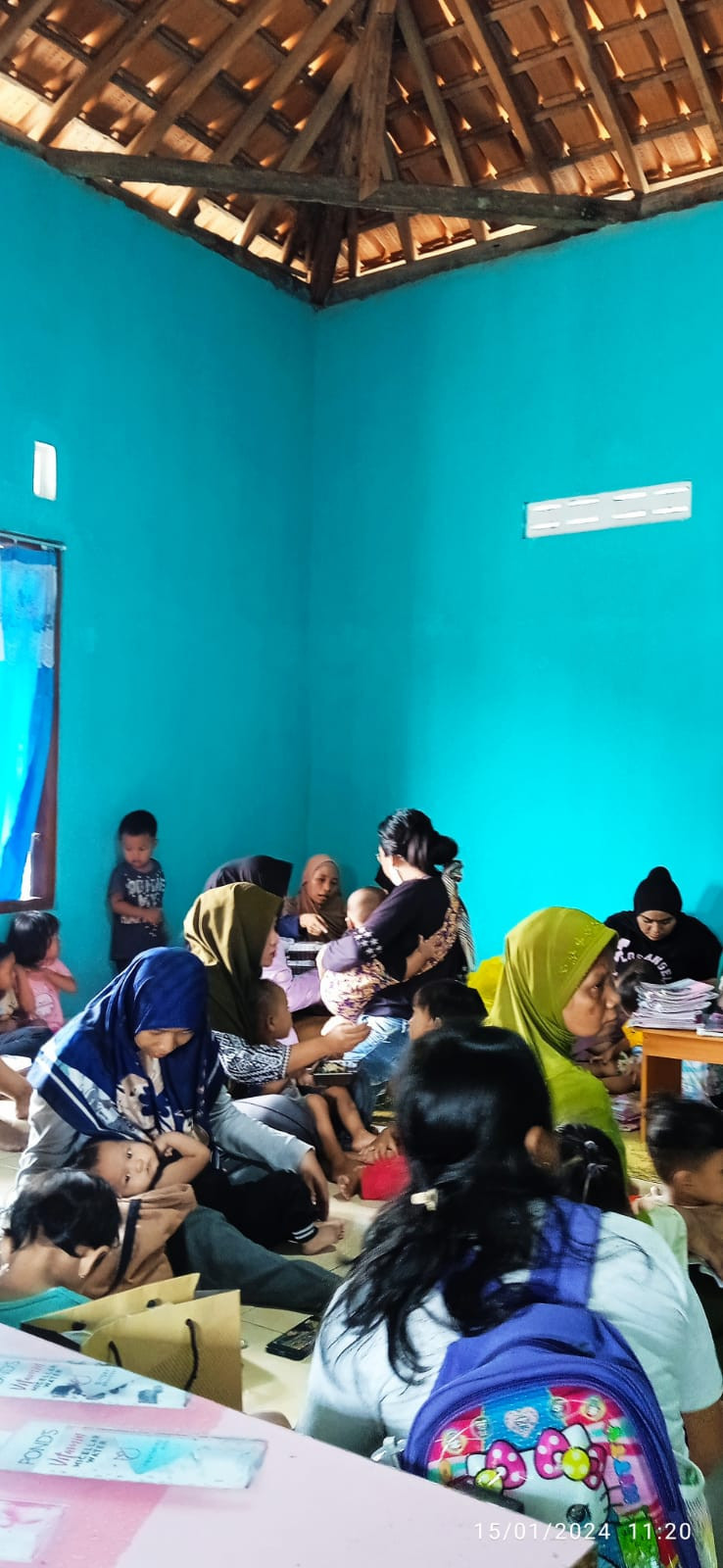 Antusias orang tua balita dalam mengantarkan anaknya imunisasi