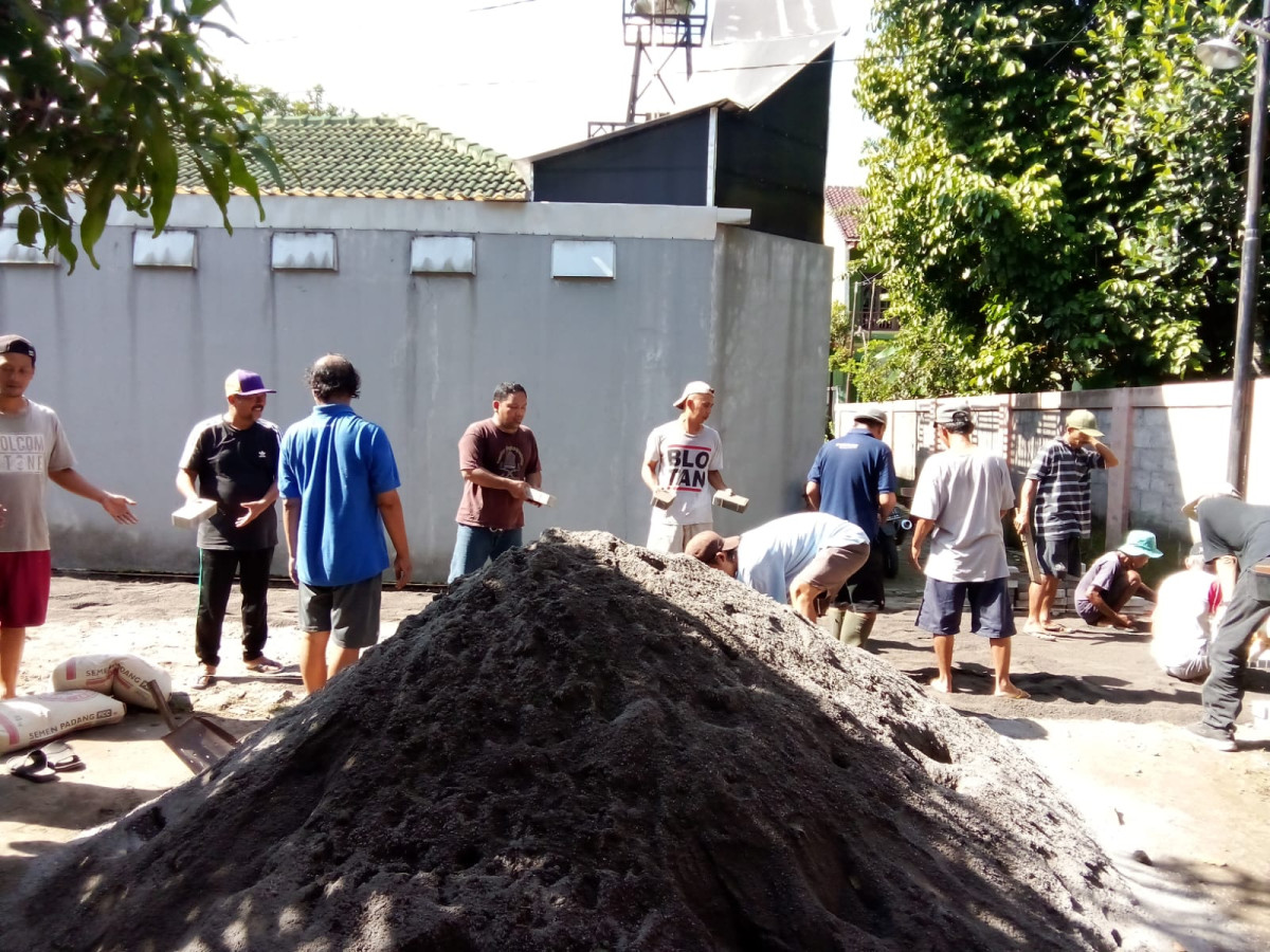 Gotong Royong Perbaikan Jalan di Dusun Blotan