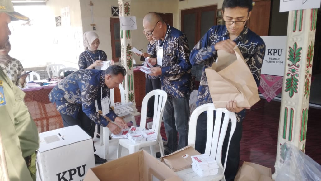 Proses pemungutan dan perhitungan suara untuk pemilihan Presiden RI dan Legistatif tahun 2024 di TPS 23 Wedomartani