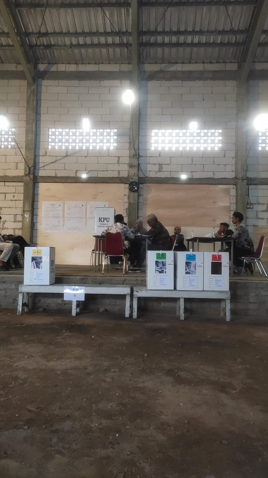 Proses pemungutan dan perhitungan suara untuk pemilihan Presiden RI dan Legistatif tahun 2024 di TPS 31 Wedomartani