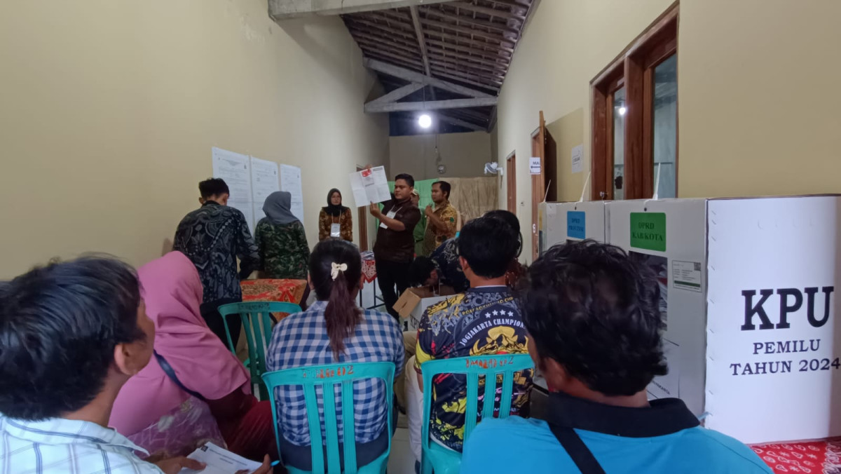 Proses pemungutan dan perhitungan suara untuk pemilihan Presiden RI dan Legistatif tahun 2024 di TPS 25 Wedomartani