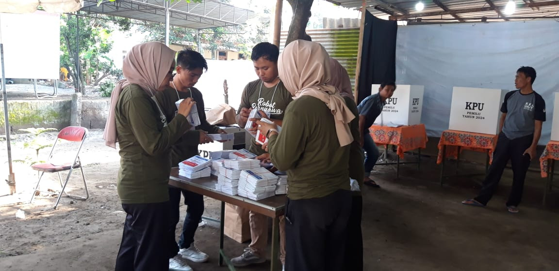 Proses pemungutan dan perhitungan suara untuk pemilihan Presiden RI dan Legistatif tahun 2024 di TPS 67 Wedomartani