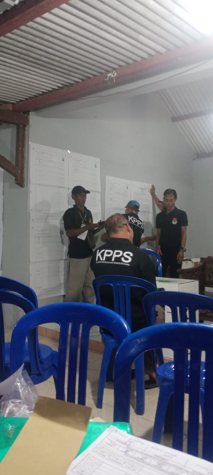 Proses pemungutan dan perhitungan suara untuk pemilihan Presiden RI dan Legistatif tahun 2024 di TPS 14 Wedomartani