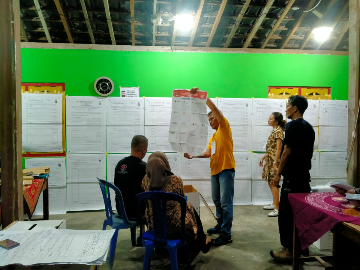Proses pemungutan dan perhitungan suara untuk pemilihan Presiden RI dan Legistatif tahun 2024 di TPS 15 Wedomartani