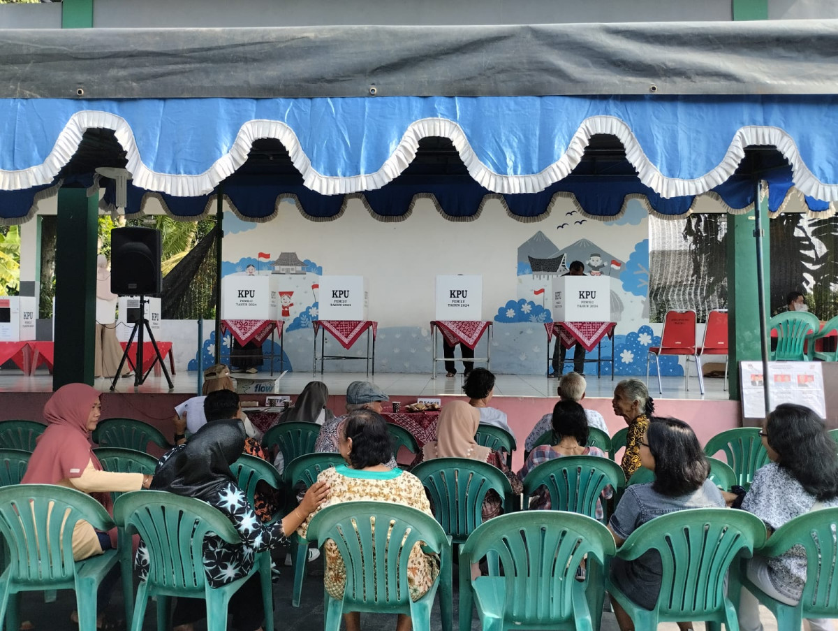 Proses pemungutan dan perhitungan suara untuk pemilihan Presiden RI dan Legistatif tahun 2024 di TPS 16 Wedomartani