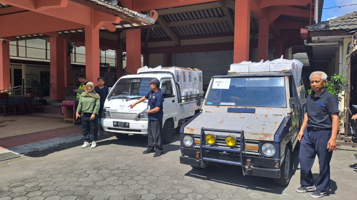 Pendistribusian logistik ke tps  sekalurahan wedomartani