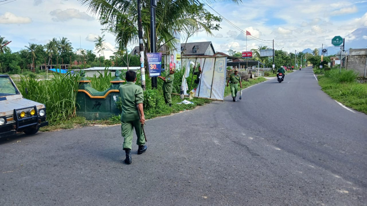 Pembersihan Alat peraga Kampanye di jalan raya Tonggalan