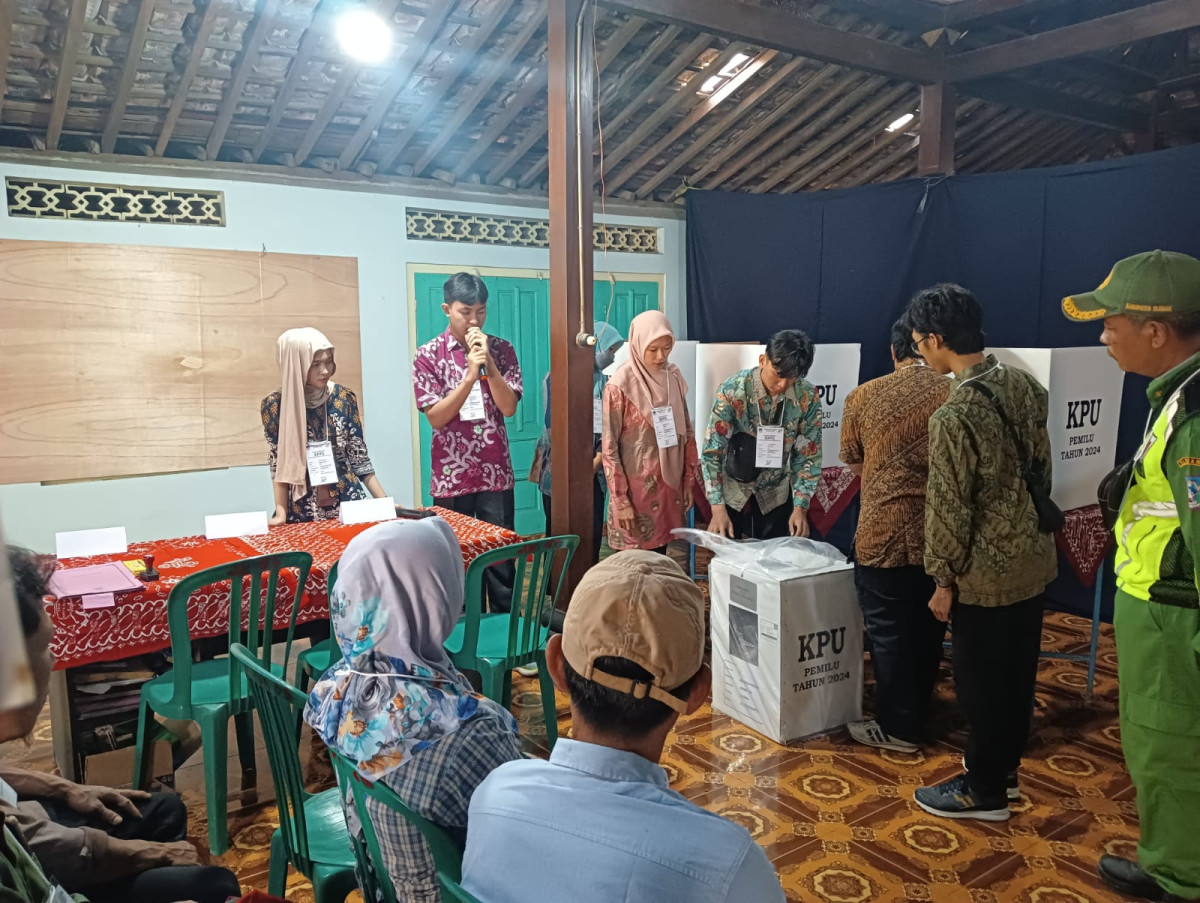 Proses pemungutan dan perhitungan suara untuk pemilihan Presiden RI dan Legistatif tahun 2024 di TPS 79 Wedomartani