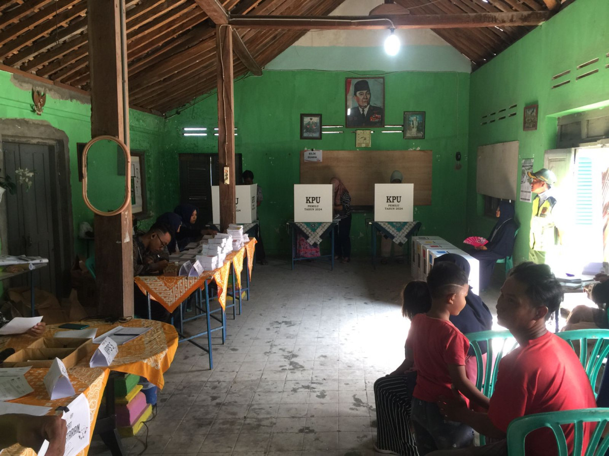 Proses pemungutan dan perhitungan suara untuk pemilihan Presiden RI dan Legistatif tahun 2024 di TPS 74 Wedomartani