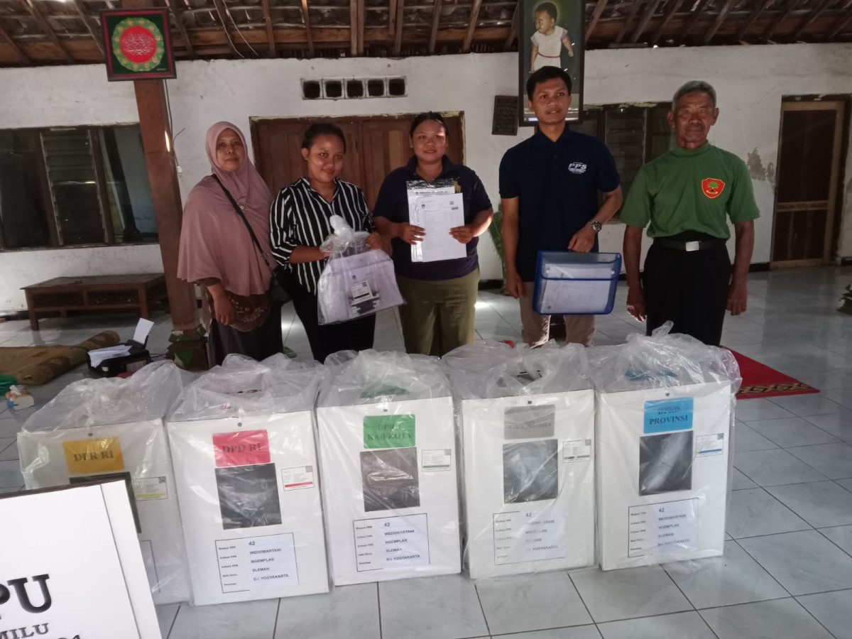 Pengiriman Logistik Pemilu di TPS 42 padukuhan Sanggrahan