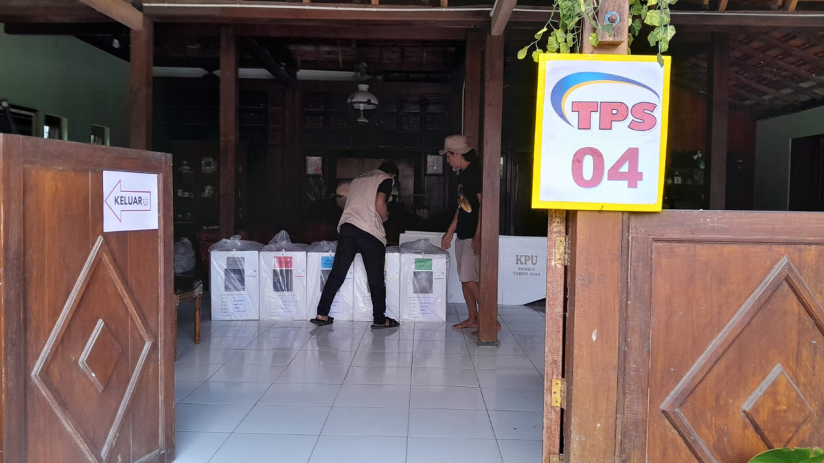 Pengiriman Logistik Pemilu di TPS 4 padukuhan Tonggalan