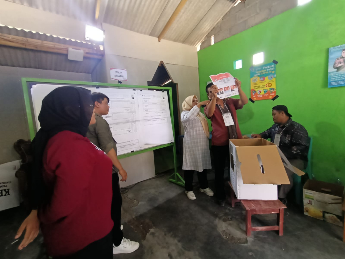 Proses pemunggutan dan pengitunggan suara untuk pemilihan Presiden RI dan Legistatif tahun 2024 di TPS 24 Wedomartani
