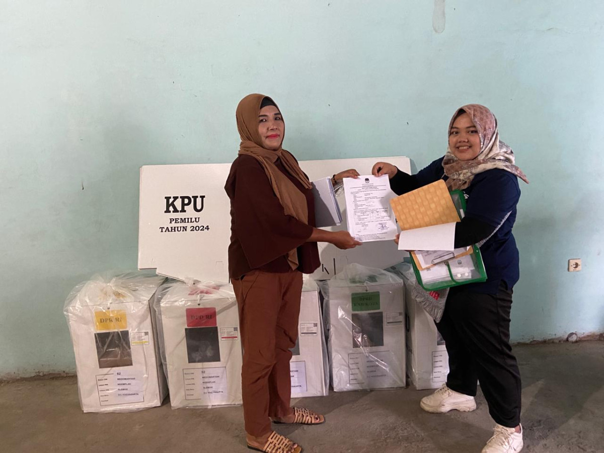 Pengiriman Logistik Pemilu di TPS 61 padukuhan Karanganyar