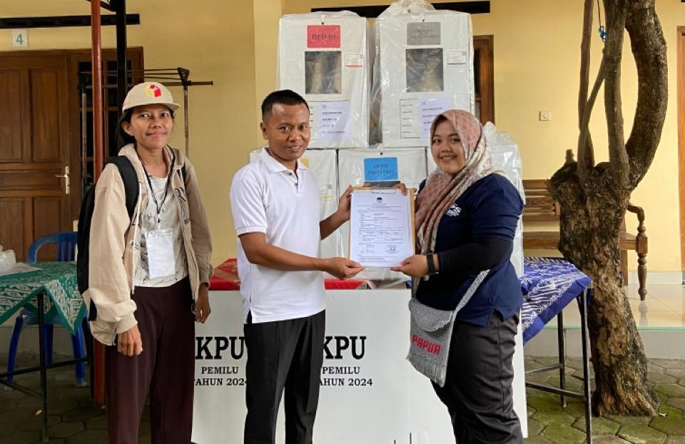 Pengiriman Logistik Pemilu di TPS 52 padukuhan Jetis