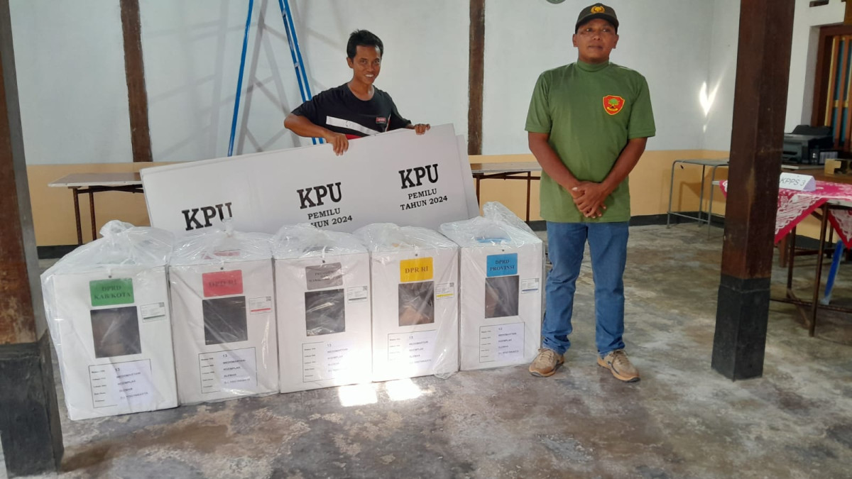 Pengiriman Logistik Pemilu di TPS 13 padukuhan Pokoh