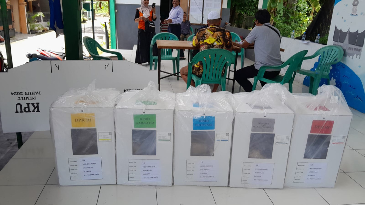 Pengiriman Logistik Pemilu di TPS 16 padukuhan Pokoh