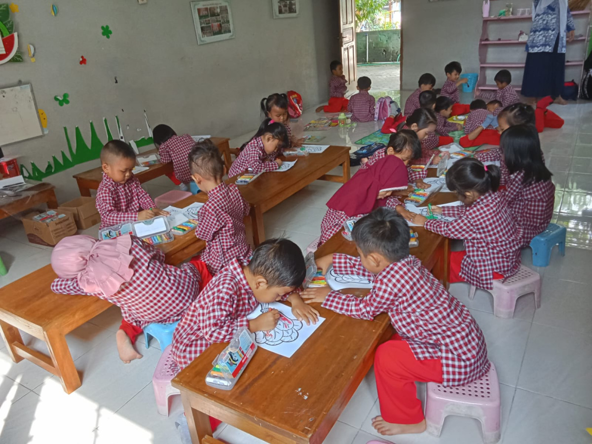 Mewarnai gambar di Kelompok Bermain PKK Mutiara Hati