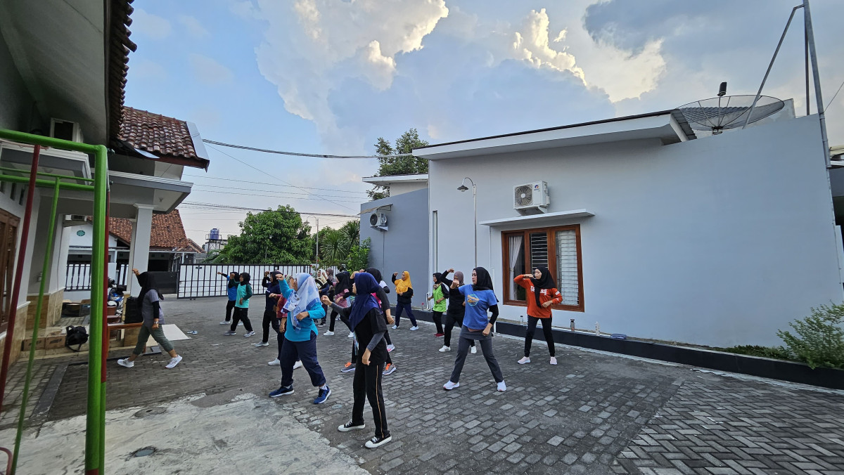 Senam rutin ibu2 rt 4 padukuhan malangrejo