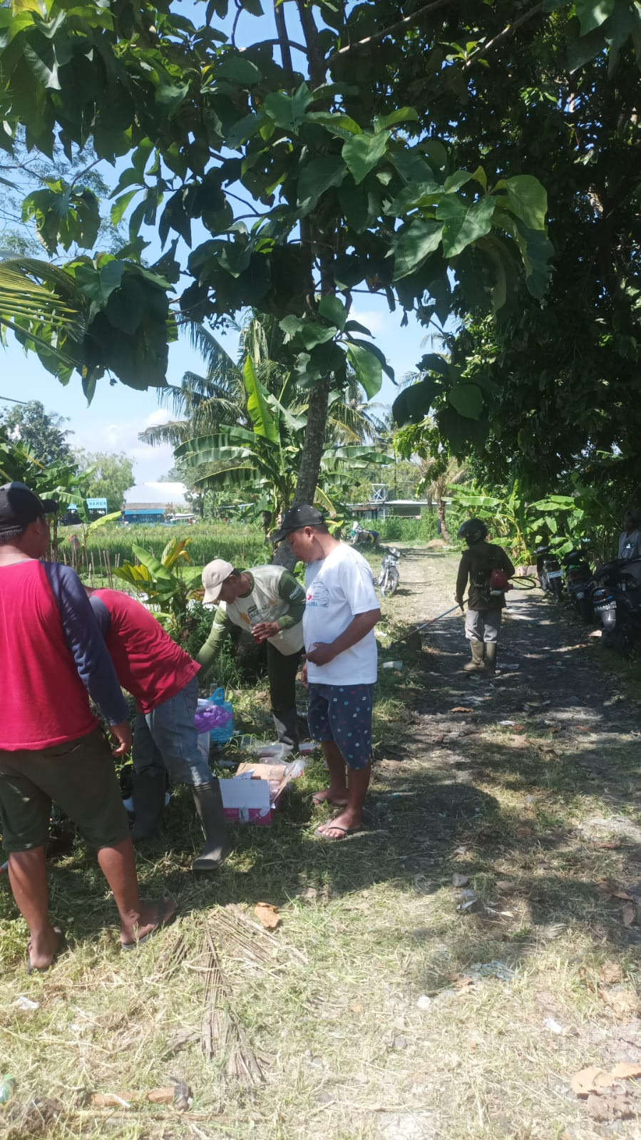Warga ber sama sama membersihkan akses jalan