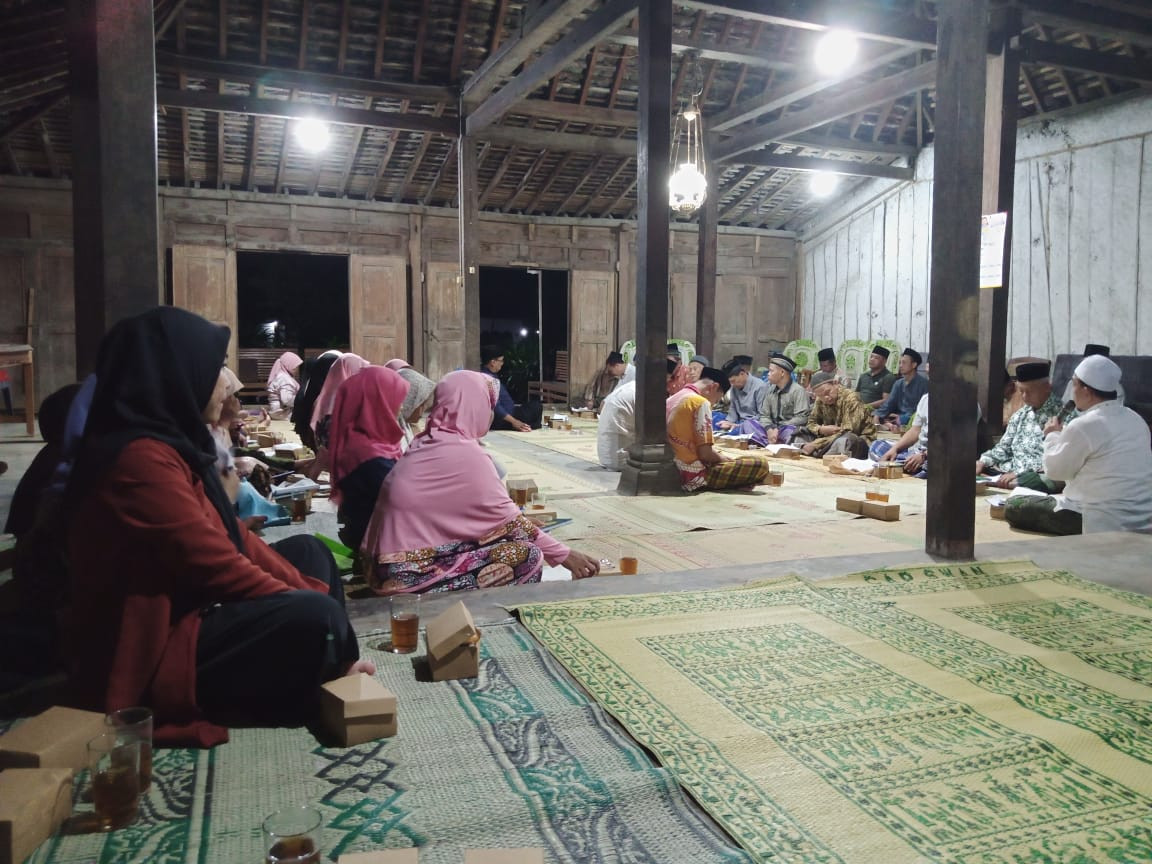 Tahlil  dan membaca Nadhom Al- Asmaa-ul Husna, Yaasiin  di malangrejo